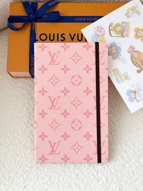 ✨NEW✨ LOUIS VUITTON 2025 Jane Notebook MM & Vivienne Stickers - Cotton Candy
